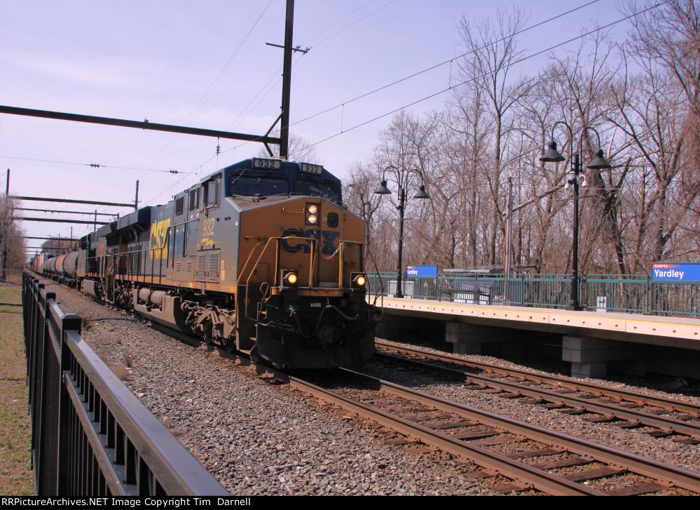 CSX 932 leads an X404
